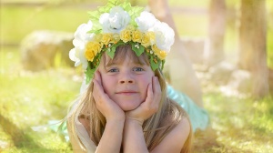 Bambina con una corona di fiori