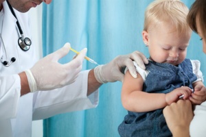 Medico che vaccina